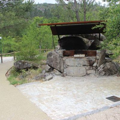 Parque Cerdeira Accessibilité - Bungalows barbecue accessibles